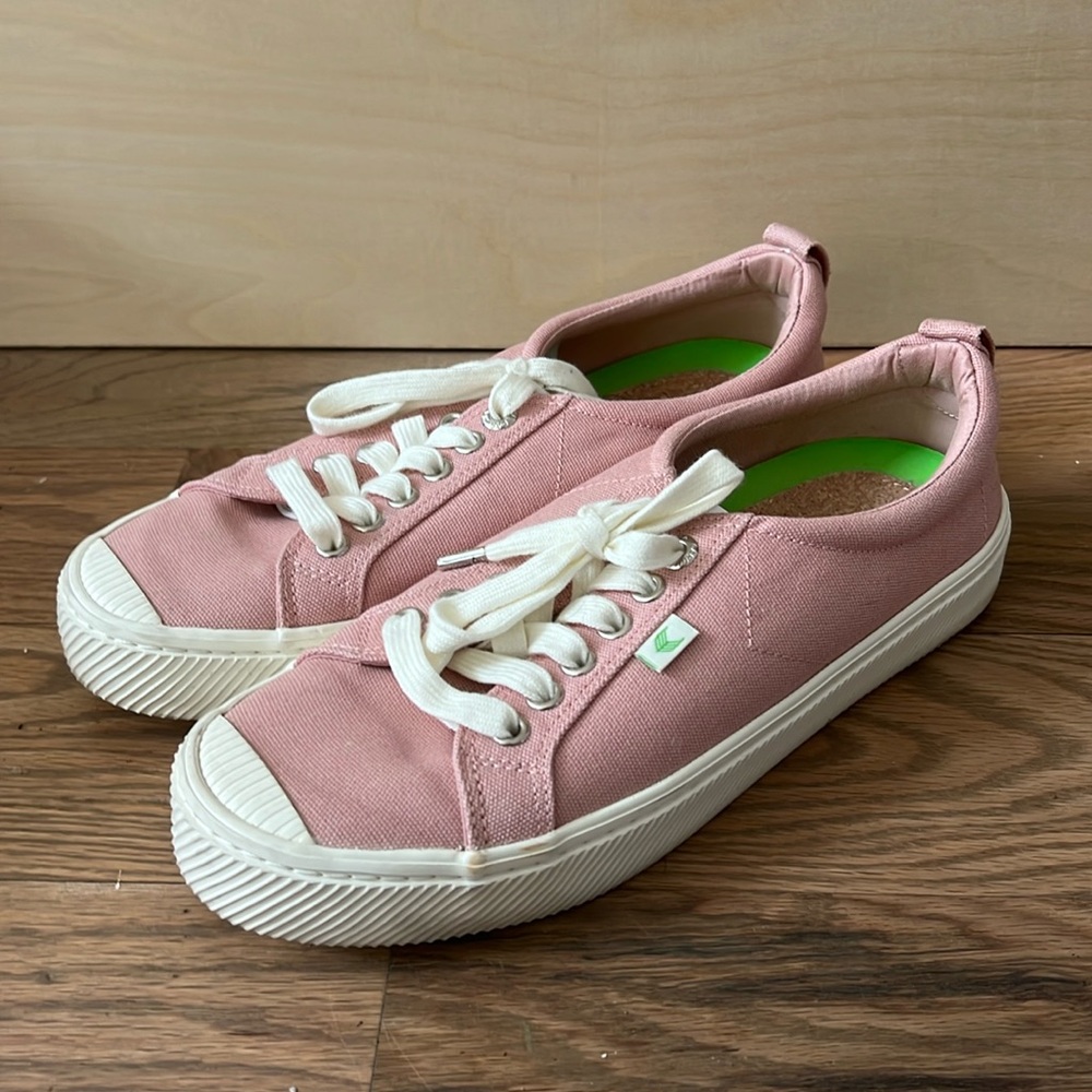 CARIUMA Pink Sneakers.